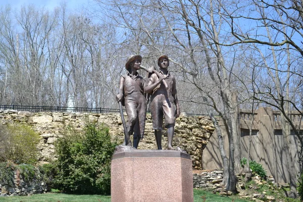 Tom Sawyer Huckleberry Finn Statue Hannibal Missouri Rechtenvrije Stockfoto's