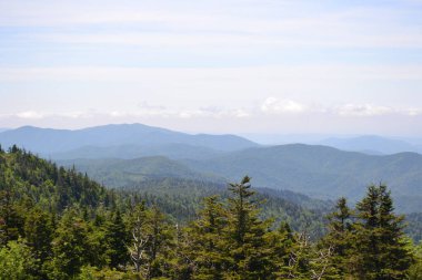 Dağları ve bulutları olan güzel bir manzara