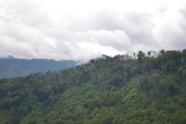 Dağları ve bulutları olan güzel bir manzara