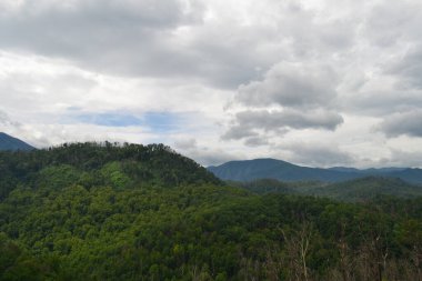 Dağları ve bulutları olan güzel bir manzara
