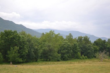 Dağları ve bulutları olan güzel bir manzara