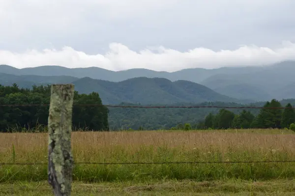 Bela Paisagem Com Uma Montanha Céu Nublado — Fotografia de Stock