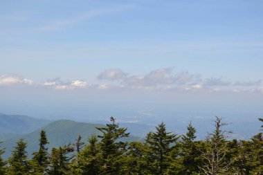 Dumanlı dağların manzarası