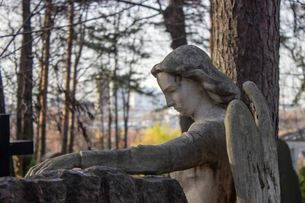 Escultura de um anjo feito de pedra em uma sepultura em um cemitério — Fotografia de Stock