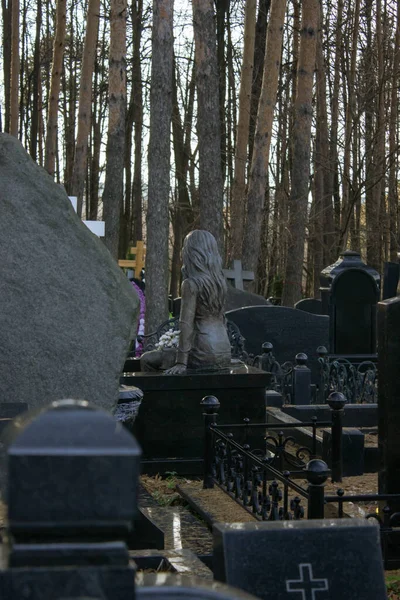 Uma escultura de bronze solitária no cemitério em memória da jovem falecida — Fotografia de Stock