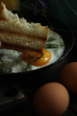 Kahvaltı omlet ve tost.