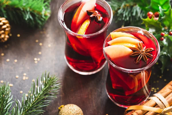 Χριστουγεννιάτικο Ζεστό Κρασί Μπαχαρικά Ξύλινο Ρουστίκ Τραπέζι Χριστουγεννιάτικο Ζεστό Ποτό — Φωτογραφία Αρχείου