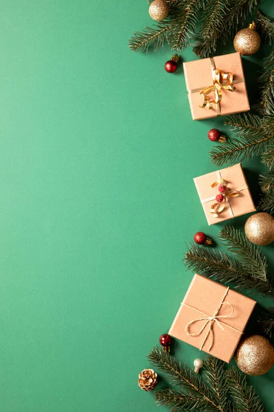 Caixas Presente Natal Com Acessórios Natal Fundo Verde Preparar Para — Fotografia de Stock