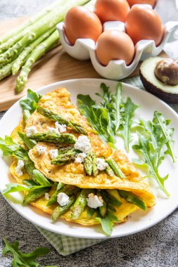 Kuşkonmaz ve yumuşak peynirli Lezzetli Yumurtalı Omlet. Kuşkonmaz. Yumurtalı taze kuşkonmaz..