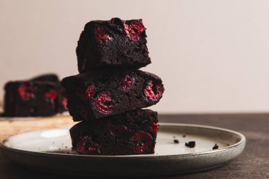 Kirazlı kek. Bir yığın çikolatalı kek, ev yapımı fırın ve tatlı. Fırın, şekerleme konsepti