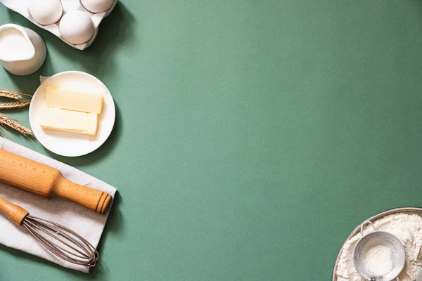 Yeşil Pastel Arka Planda Yemek Pişirmek Için Gerekli Malzemelerin Çerçevesi — Stok fotoğraf