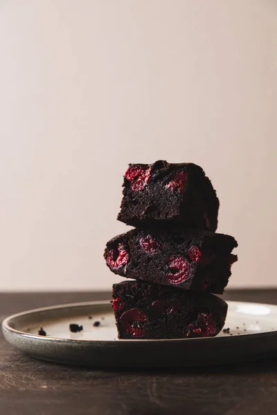 Brownie Com Cereja Uma Pilha Brownies Chocolate Padaria Caseira Sobremesa — Fotografia de Stock