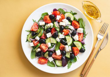 Taze salatalık, domates, kırmızı soğan, peynir ve zeytinyağlı zeytin salatası. Sebzeli ve sebzeli salata. Sağlıklı yemek, en iyi manzara.