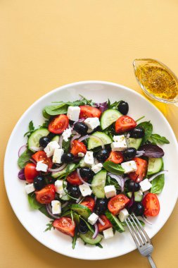 Taze salatalık, domates, kırmızı soğan, peynir ve zeytinyağlı zeytin salatası. Sebzeli ve sebzeli salata. Sağlıklı yemek, en iyi manzara.