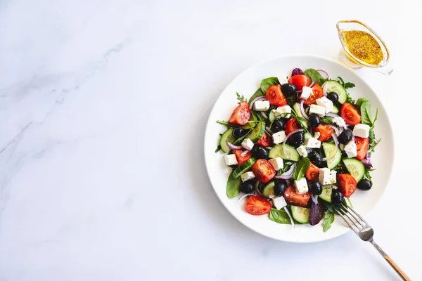 Griekse Salade Van Verse Komkommer Tomaat Rode Feta Kaas Olijven — Stockfoto