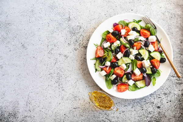 Griekse Salade Van Verse Komkommer Tomaat Rode Feta Kaas Olijven — Stockfoto