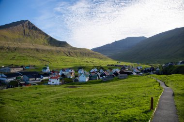 Faroe Adaları 'nın güzel manzarası ve pek çok rahat evi olan köy.