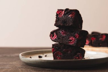 Kirazlı kek. Bir yığın çikolatalı kek, ev yapımı fırın ve tatlı. Fırın, şekerleme konsepti