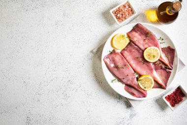 Taze mürekkep balığı ahtapot ya da pişmiş yiyecek için mürekkep balığı. Taze çiğ mürekkep balığı. Limonlu çiğ kalamar. Metnin için üst görünüm ve kopyala