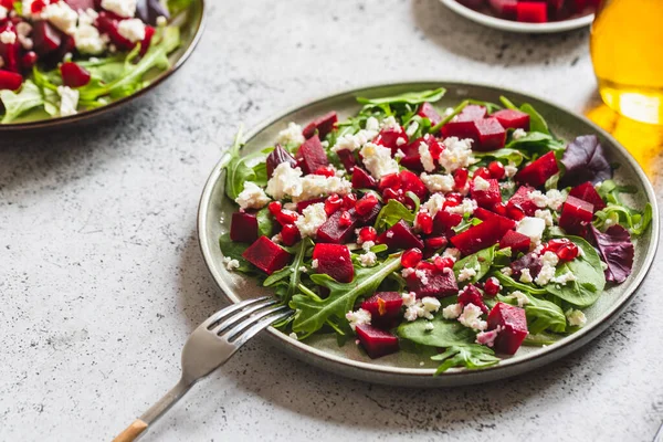 Salade Roquette Betterave Fromage Avec Grenade Vinaigrette Sur Fond Table — Photo