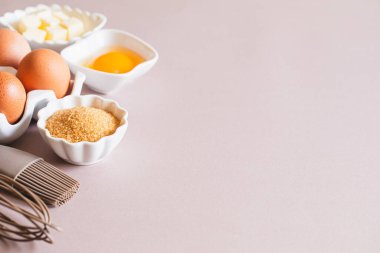 Pişirme ya da pişirme arka plan çerçevesi. Malzemeler, kek pişirmek için mutfak malzemeleri. Mutfak aletleri, un, yumurta, esmer şeker, tereyağı. Metin uzayı, üst görünüm. Kurabiye Turtası ya da Pasta Tarifi