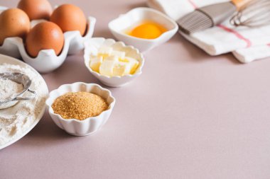 Pişirme ya da pişirme arka plan çerçevesi. Malzemeler, kek pişirmek için mutfak malzemeleri. Mutfak aletleri, un, yumurta, esmer şeker, tereyağı. Metin uzayı, üst görünüm. Kurabiye Turtası ya da Pasta Tarifi