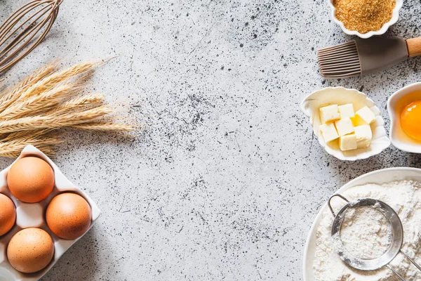 Pişirme ya da pişirme arka plan çerçevesi. Malzemeler, kek pişirmek için mutfak malzemeleri. Mutfak aletleri, un, yumurta, esmer şeker, tereyağı. Metin uzayı, üst görünüm. Kurabiye Turtası ya da Pasta Tarifi