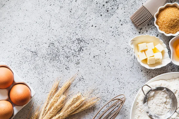Pişirme ya da pişirme arka plan çerçevesi. Malzemeler, kek pişirmek için mutfak malzemeleri. Mutfak aletleri, un, yumurta, esmer şeker, tereyağı. Metin uzayı, üst görünüm. Kurabiye Turtası ya da Pasta Tarifi