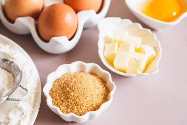 Pişirme ya da pişirme arka plan çerçevesi. Malzemeler, kek pişirmek için mutfak malzemeleri. Mutfak aletleri, un, yumurta, esmer şeker, tereyağı. Metin uzayı, üst görünüm. Kurabiye Turtası ya da Pasta Tarifi