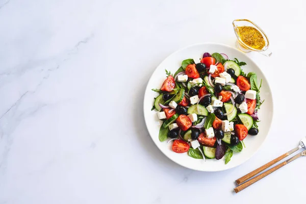 Griekse Salade Van Verse Komkommer Tomaat Rode Feta Kaas Olijven — Stockfoto