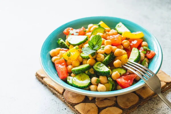 Kikkererwtensalade Met Tomaten Komkommer Peterselie Uien Een Bord Selectieve Focus — Stockfoto