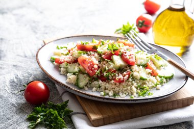 Geleneksel doğu salatası Tabouleh. Sebzeli kuskus salatası. Bulgur ile Tabbouleh