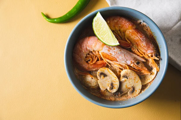 Tom Yum Goong Spicy Sour Soup Trendy Table Top View — Stock Photo, Image