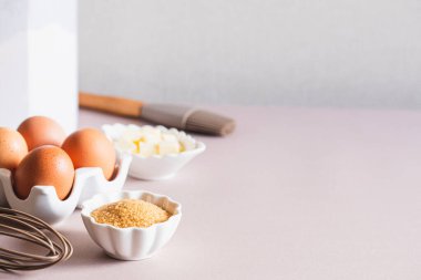 Pişirme ya da pişirme arka plan çerçevesi. Malzemeler, kek pişirmek için mutfak malzemeleri. Mutfak aletleri, un, yumurta, esmer şeker, tereyağı. Metin uzayı, üst görünüm. Kurabiye Turtası ya da Pasta Tarifi