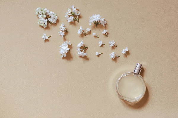 Concepto Perfumería Aroma Floral Elegante Botella Perfume Con Spray Flores — Foto de Stock