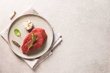 Taze et manzarası. Pişirmek için çiğ biftek ve baharat..