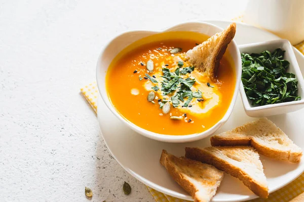 Vegetarische Herbst Kürbis Und Möhrensuppe Mit Sahne Und Kernen Comfort — Stockfoto