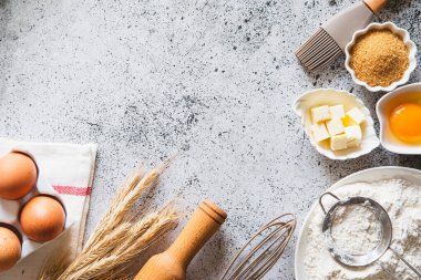 Pişirme ya da pişirme arka plan çerçevesi. Malzemeler, kek pişirmek için mutfak malzemeleri. Mutfak aletleri, un, yumurta, esmer şeker, tereyağı. Metin uzayı, üst görünüm. Kurabiye Turtası ya da Pasta Tarifi