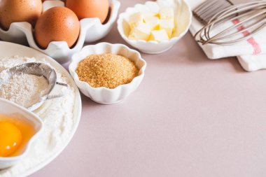 Pişirme ya da pişirme arka plan çerçevesi. Malzemeler, kek pişirmek için mutfak malzemeleri. Mutfak aletleri, un, yumurta, esmer şeker, tereyağı. Metin uzayı, üst görünüm. Kurabiye Turtası ya da Pasta Tarifi