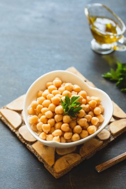 Beyaz kasede nohut pişirdim. Lezzetli vejetaryen yemekleri için. Haşlanmış nohut, seçici odak
