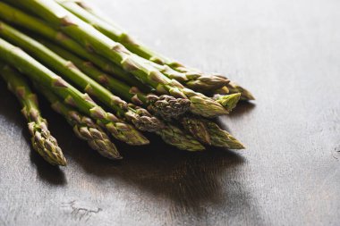 Taze kuşkonmaz. Kırsal ahşap masada taze taze taze kuşkonmaz.