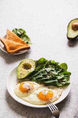 Sağlıklı Kahvaltı Ekmek Tostu, Yumurta ve Yeşil Salata, Avokado. Geleneksel kahvaltı