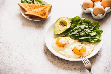 Sağlıklı Kahvaltı Ekmek Tostu, Yumurta ve Yeşil Salata, Avokado. Geleneksel kahvaltı
