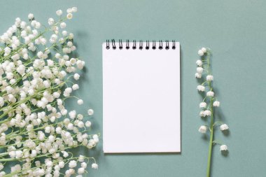 Çiçekler ve ne yapılacağı listesi için boş bir sayfa ya da teşekkürler. minnettarlık veya planlama konsepti