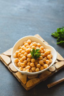 Beyaz kasede nohut pişirdim. Lezzetli vejetaryen yemekleri için. Haşlanmış nohut, seçici odak