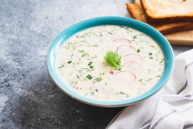 Turp, salatalık, patates ve sosisli yoğurt çorbası. Okroshka. Soğuk yaz çorbası