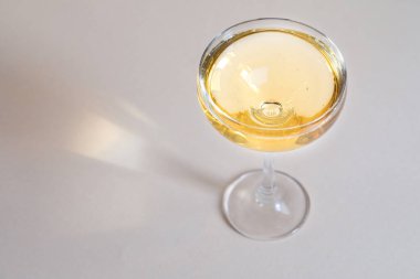 Bir bardak şampanya, bir hediye kutusu ve bir ladin dalı. Noel, Yeni Yıl