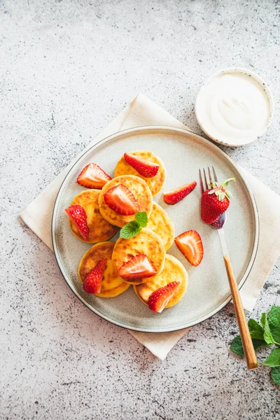 Färskost Pannkakor Ricotta Fritters Eller Sirap Med Mynta Och Jordgubbar — Stockfoto