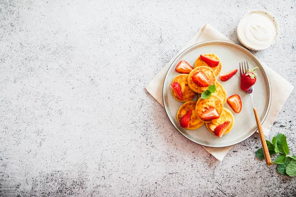 코티지 팬케이크 리코타 민트와 딸기를 곁들인 주사기 건강하고 맛있는 — 스톡 사진