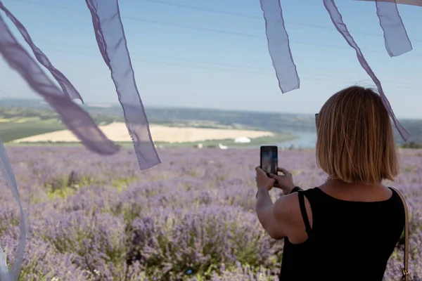 Junge Frau Macht Ein Foto Von Einem Lavendelfeld Mit Ihrem — Stockfoto